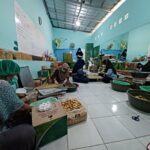 Sejumlah karyawan Kue Kylie di kawasan Kelurahan Kalisari, Kecamatan Pasar Rebo, Jakarta Timur sibuk membuat kue kering pesanan menjelang hari raya Idul Fitri 1444 Hijriah, Kamis (6/4).​ Foto: Joesvicar Iqbal/ipol.id