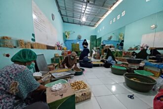 Sejumlah karyawan Kue Kylie di kawasan Kelurahan Kalisari, Kecamatan Pasar Rebo, Jakarta Timur sibuk membuat kue kering pesanan menjelang hari raya Idul Fitri 1444 Hijriah, Kamis (6/4).​ Foto: Joesvicar Iqbal/ipol.id