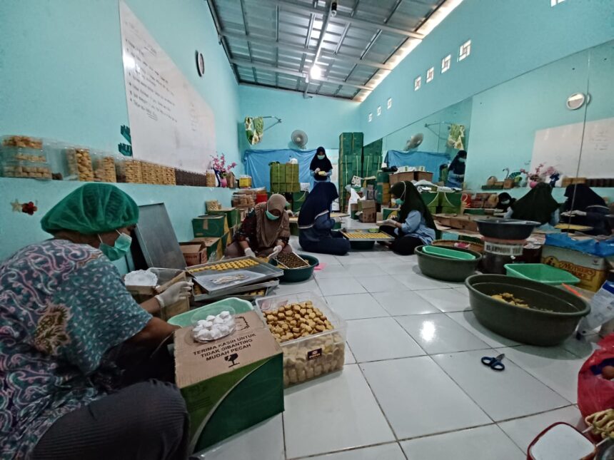 Sejumlah karyawan Kue Kylie di kawasan Kelurahan Kalisari, Kecamatan Pasar Rebo, Jakarta Timur sibuk membuat kue kering pesanan menjelang hari raya Idul Fitri 1444 Hijriah, Kamis (6/4).​ Foto: Joesvicar Iqbal/ipol.id