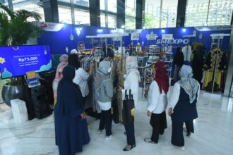 Antusias Perwira Pertamina saat melihat-lihat Produk UMKM binaan CSR Pertamina diacara Bazar Ramadhan SMEXPO, pada Senin (4/3) di Lobby Grha Pertamina. Foto: Pertamina.