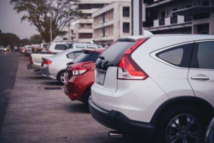 Ilustrasi - Mobil terparkir di pinggir jalan. Foto: Freepik