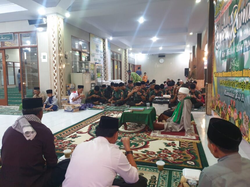 Puluhan personel TNI Angkatan Darat mengikuti pesantren kilat yang digagas oleh Pangdam V/Brawijaya Mayjen TNI Farid Makruf. Foto: Dinas Penerangan Angkatan Darat.