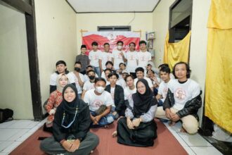 Para milenial, mahasiswa Kota Bandung dan Pemuda Mahasiswa Nusantara (PMN) Jawa Barat mengikuti giat kajian keislaman bertema 'Berkah Bersedekah di Bulan Suci Ramadan' di Jalan Juraeji, Kelurahan Palasari, Kecamatan Cibiru, Kota Bandung. Diisi penceramah Isa Abdul Muhlis, Rabu (5/4). Foto: PMN