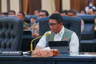 Kepala BNPB Letjen TNI Suharyanto saat memberikan paparan pada Rapat Koordinasi Kesiapan Menghadapi Idul Fitri 1444 Hijriah dan Antisipasinya, dihelat di Mabes Polri, Jakarta, Kamis (6/4). Foto: BNPB