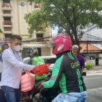 Ketua Umum LETHO, Anshar Ilo saat membagikan takjil dan makanan kepada warga dan penguna jalan yang melintas untuk berbuka puasa di wilayah Kebun Kacang, Jakarta Pusat, Jumat (7/4). Foto: Dok LETHO.