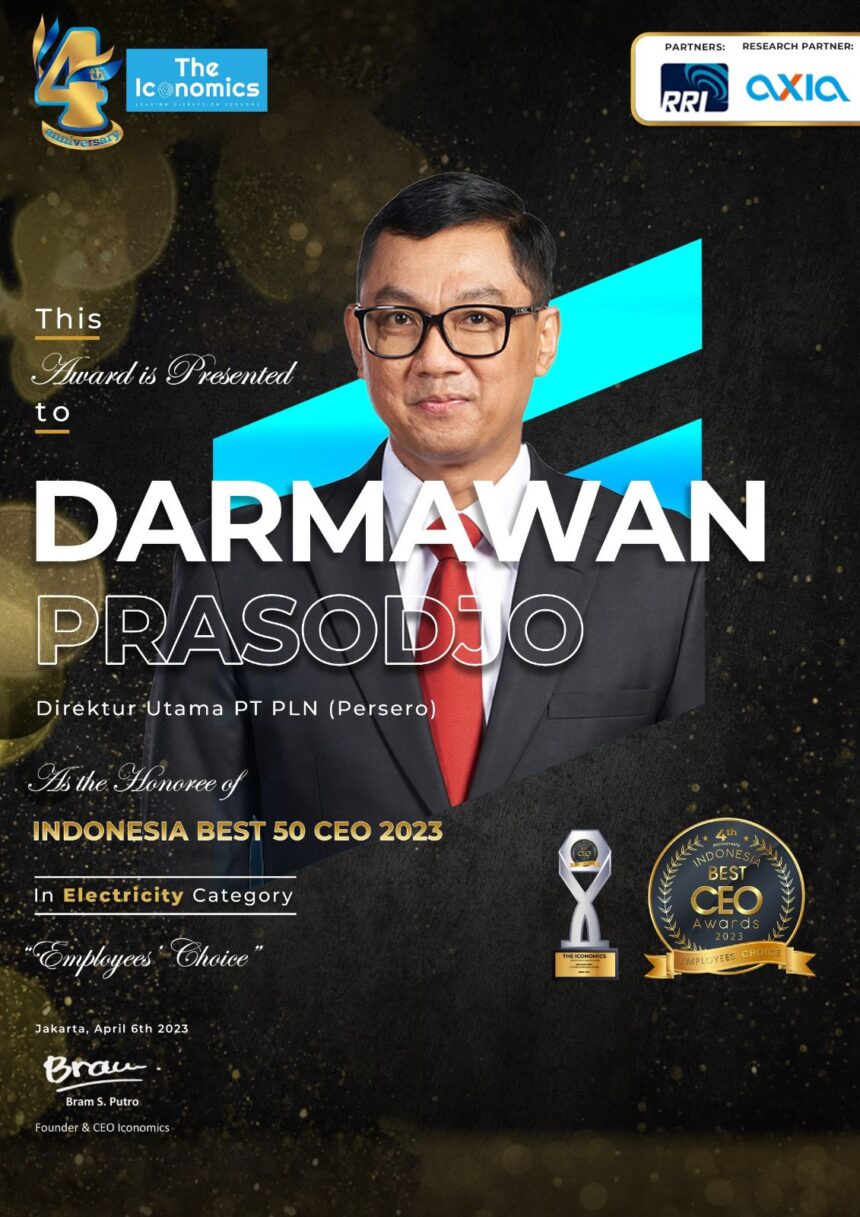 Direktur Utama PT PLN (Persero) Darmawan Prasodjo meraih penghargaan sebagai Indonesia Best 50 CE0 “Employees Choice” dalam kategori Electricity yang diselenggarakan oleh The Iconomics. Foto: Dok PT PLN.