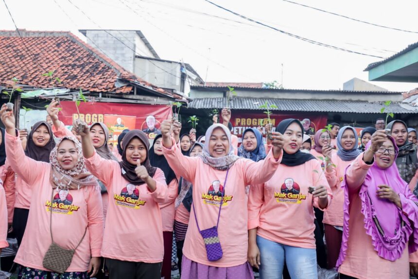 Puluhan emak-emak warga di wilayah Cakung, Jakarta Timur ngabuburit sambil menanam ratusan pohon cabai pada Minggu (9/4). Foto: Mak