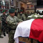 Kasad Jenderal TNI Dudung Abdurachman saat bertindak sebagai Inspektur Upacara pada persemayaman Almarhum Serka Anumerta Robertus Simbolon di Markas Komando Yonif PR 305/Tengkorak Kostrad Karawang Jawa Barat, Rabu (12/4). Foto: Dispenad.