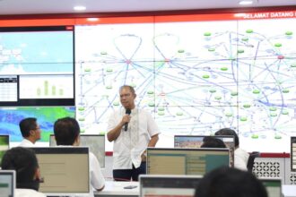 Foto (1): Direktur Keuangan dan Manajemen Risiko Telkom Heri Supriadi meninjau kesiapan infrastruktur layanan jelang hari raya Idul Fitri ke Posko Siaga RAFI TelkomGroup yang berlokasi di Regional Operation Center (ROC) Telkom Regional V Surabaya, pada Rabu (13/4). Foto: Telkom Indonesia.