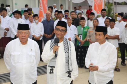 Menkopolhukam, Mahfud MD saat memperingati Nuzulul Qur’an di Ibu Kota Negara (IKN), tepatnya di Masjid Al-Ikhawan, Kalimantan Timur (Kaltim), Kamis (13/4) malam. Foto: Kemenkopolhukam.