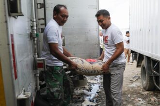 Komunitas Sopir Truk (KST) Banten memberikan bantuan di antaranya semen untuk renovasi tempat mandi, cuci, kakus (MCK) kepada CV Puji Taruno Trans di Batujaya, Kecamatan Batuceper, Kota Tangerang, Banten, belum lama ini. Foto: KST