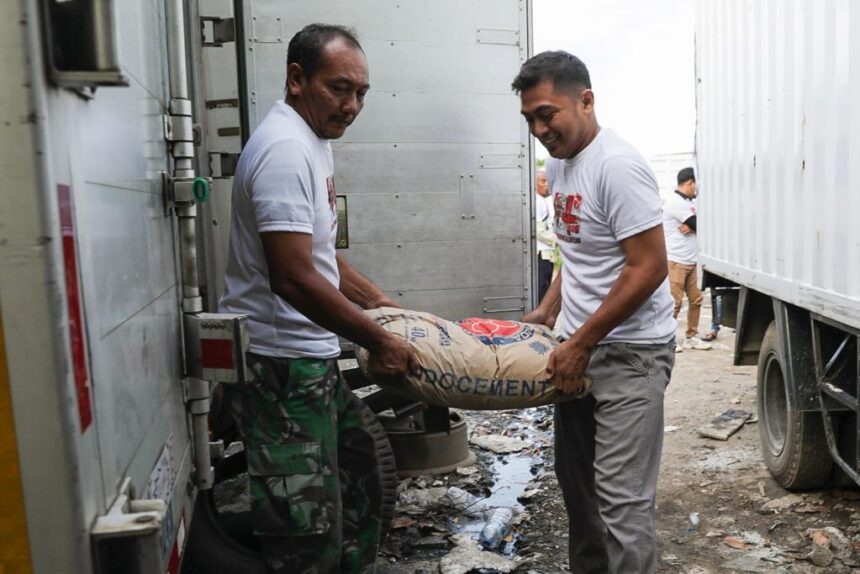 Komunitas Sopir Truk (KST) Banten memberikan bantuan di antaranya semen untuk renovasi tempat mandi, cuci, kakus (MCK) kepada CV Puji Taruno Trans di Batujaya, Kecamatan Batuceper, Kota Tangerang, Banten, belum lama ini. Foto: KST