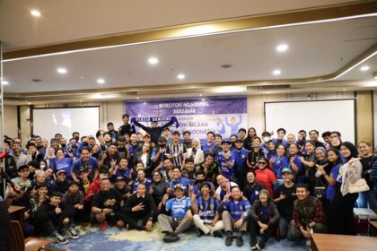 Dua tokoh penting dari Persib yakni Tantan Dzalikha selaku mantan pemain dan Dirijen Persib, Abdul Rikrik bersama Bobotoh dalam talkshow bertajuk 'Bobotoh Bicara Sepakbola Indonesia', di Ballroom Hotel Ibis Bandung, Jawa Barat, Kamis (13/4). Foto: Ist.