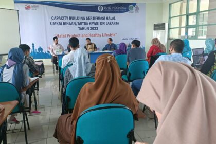 Puluhan pelaku Usaha Mikro Kecil dan Menengah (UMKM) binaan Bank Indonesia (BI) mengikuti bimbingan teknis (Bintek) program sertifikasi halal untuk UMKM di DKI Jakarta di Lantai 3 Gedung sosial Budaya Jakarta Islamic Centre, (13/4). Foto: Dok UMKM Binaan BI.