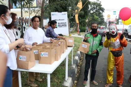 Dalam kegiatan bertajuk Livin’ untuk Indonesia, Bank Mandiri berkolaborasi dengan Rumah BUMN dan pelaku Usaha Mikro, Kecil dan Menengah (UMKM) kembali menyediakan 2.600 lebih paket takjil yang disalurkan pada 23 titik Rumah BUMN di seluruh Indonesia. Foto: Dok Bank Mandiri.