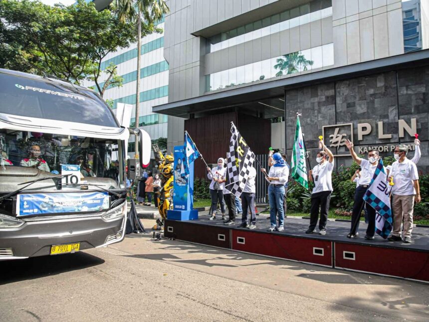 Pelepasan keberangkatan pemudik dari Kantor Pusat PT PLN (Persero), Jakarta Selatan. Foto: Dok PT PLN.