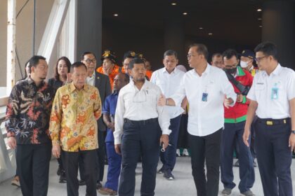 Wakil Ketua Komisi V DPR RI Roberth Rouw (tengah barusan depan) dalam kunjungan kerja di Pelabuhan Merak, Banten, Jumat (14/4). Foto: Dok ASDP.