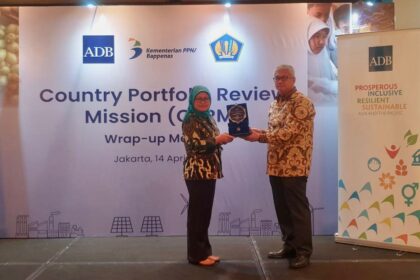 PT PLN (Persero) mendapat penghargaan dari Asian Development Bank (ADB) atas kesuksesannya mengimplementasikan pembiayaan berbasis hasil atau Result-Based Lending (RBL) terhadap proyek energi berkelanjutan. Foto: PT PLN.