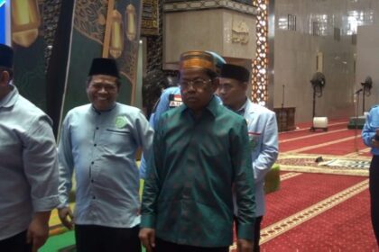 Mantan Sekjen Partai Golkar, Idrus Marham dalam kegiatan Pemberian Bingkisan Kepada Fakir Miskin Dan Anak Yatim di Masjid Istiqlal, Jakarta, Sabtu (15/4). Foto: Ist.