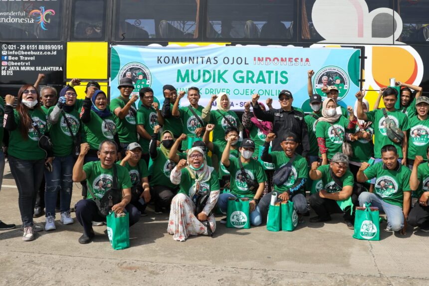 Para driver ojek online (ojol) dan keluarga se-Jabodetabek gembira mengikuti mudik gratis yang diselenggarakan relawan Ganjar, Komunitas Ojek Online (Kajol) Indonesia di Terminal Jatijajar di Jalan Raya Bogor, Depok, Jawa Barat, Sabtu (15/4). Foto: Kajol