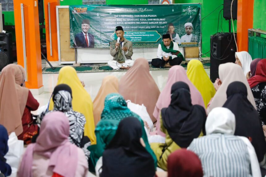 Ganjar Sejati (GS) berdoa bersama Majelis Wakil Cabang (MWC) Nahdlatul Ulama (NU) Bandung Kidul di Madrasah Baetul Ma’mur, Kelurahan Mengger, Kecamatan Bandung Kidul, Bandung, Jawa Barat, Sabtu (15/4). Foto: GS