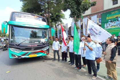 Pelepasan keberangkatan pemudik dalam program mudik gratis Bank Mandiri Bersama PBNU di Jakarta, Minggu (16/4). Foto: Bank Mandiri.