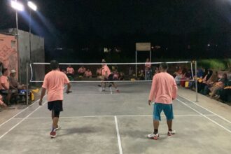 Keseruan ibu-ibu dan bapak-bapak di Perum Nusa Mekarsari, Rajeg, Kabupaten Tangerang, Provinsi Banten, saat mengikuti perlombaan bulutangkis yang digelar sukarelawan Mak Ganjar Banten belum lama ini. Foto: Mak