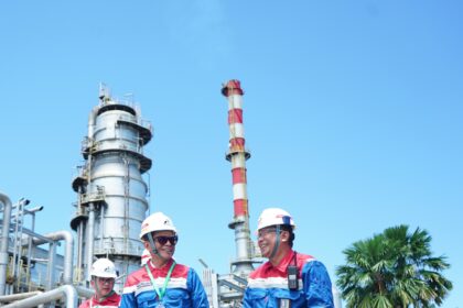 Wakil Komisaris Utama (Wakomut) PT Pertamina (Persero) Pahala Mansury saat melakukan pengecekan lapangan di Kilang Plaju, didampingi oleh Direktur SDM Pertamina (Persero) Erry Sugiharto saat mengunjungi kilang Refinery Unit III Plaju PT Kilang Pertamina Internasional di Palembang, Senin (17/4). Foto: Pertamina.