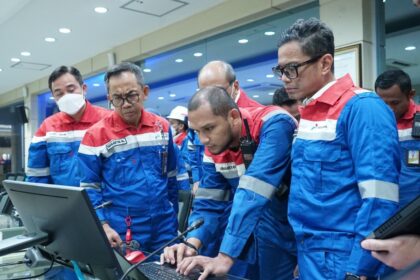 Peninjauan Kilang Pertamina di wilayah Plaju, Palembang, Sumatra Selatan, Senin (17/4). Foto: Pertamina.