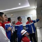 Wakil Komisaris Utama Pertamina Pahala Mansury meninjau langsung sarana dan fasilitas (sarfas) Integrated Terminal Palembang, Senin (17/4). Foto: Pertamina.