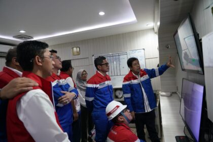 Wakil Komisaris Utama Pertamina Pahala Mansury meninjau langsung sarana dan fasilitas (sarfas) Integrated Terminal Palembang, Senin (17/4). Foto: Pertamina.