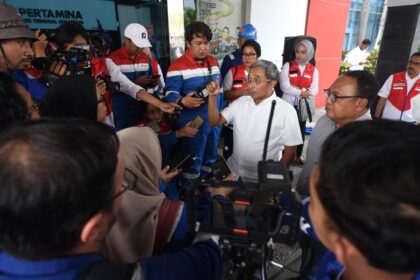 Erry Widiastono Direktur Logistik dan Infrastruktur PT Pertamina (Persero) melakukan kunjungan ke Integrated Terminal Semarang pada Senin (17/4). Foto: Dok Pertamina.