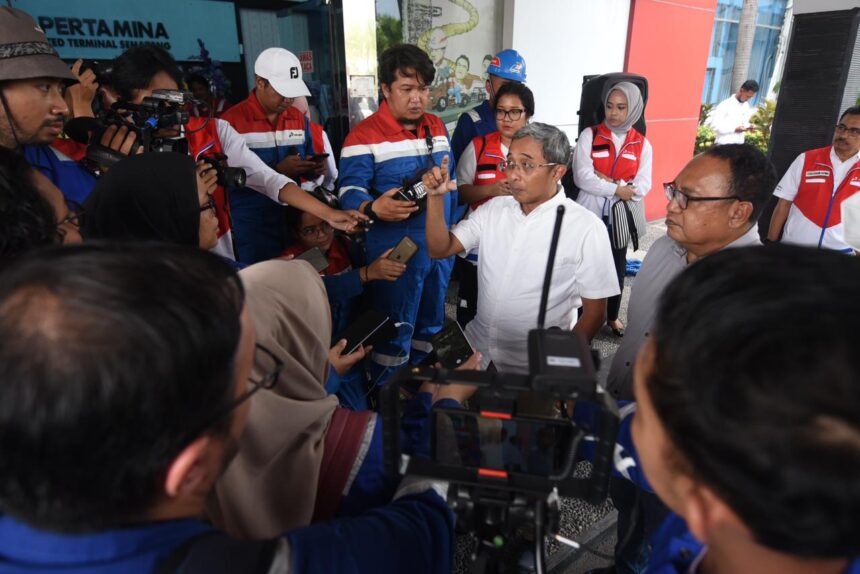 Erry Widiastono Direktur Logistik dan Infrastruktur PT Pertamina (Persero) melakukan kunjungan ke Integrated Terminal Semarang pada Senin (17/4). Foto: Dok Pertamina.