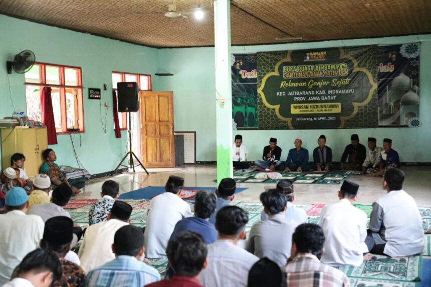 Ganjar Sejati hadir berbuka puasa bersama hingga memberikan santunan kepada anak yatim piatu di Rumah Yayasan Hizbunawawi di Desa Lobener Lor, Kecamatan Jati Barang, Kabupaten Indramayu, Jawa Barat, Minggu (16/4). Foto: Ganjar Sejati