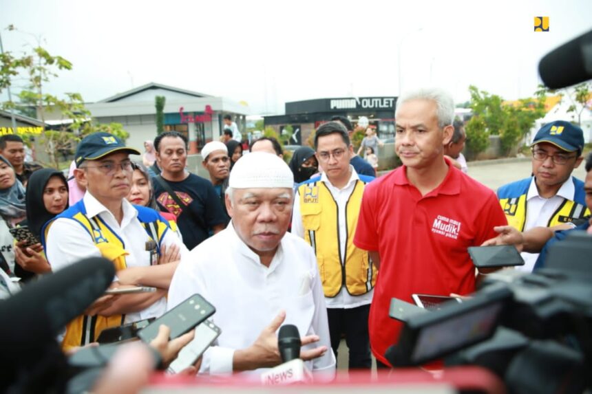 Menteri Pekerjaan Umum dan Perumahan Rakyat (PUPR) Basuki Hadimuljono bersama Gubernur Jawa Tengah Ganjar Pranowo meninjau kesiapan layanan mudik Lebaran di rest area ruas tol Batang-Semarang pada Selasa (18/4/2023).