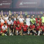 Jalin silaturahmi, Ganjar Muda Padjajaran (GMP) foto bersama para pemain preman pensiun (Preman FC) saat kegiatan 'Fun Football' di Lapangan Progresif, Kecamatan Cinambo, Bandung, Jawa Barat (Jabar), Senin (17/4). Foto: GMP