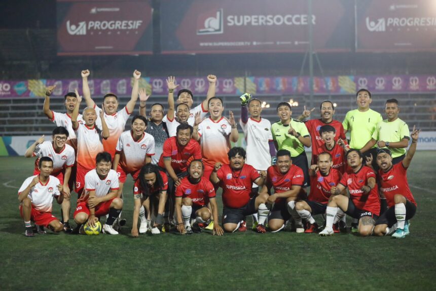 Jalin silaturahmi, Ganjar Muda Padjajaran (GMP) foto bersama para pemain preman pensiun (Preman FC) saat kegiatan 'Fun Football' di Lapangan Progresif, Kecamatan Cinambo, Bandung, Jawa Barat (Jabar), Senin (17/4). Foto: GMP