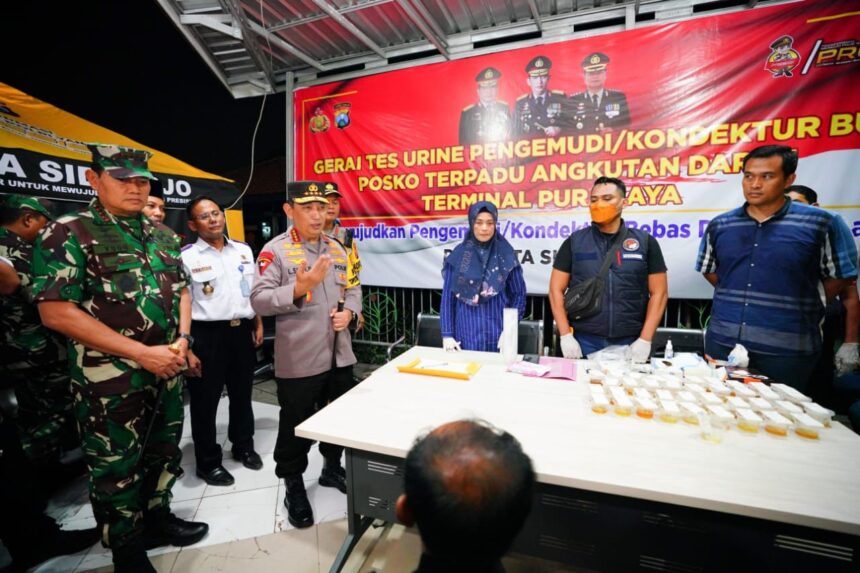 Kapolri Jenderal Listyo Sigit Prabowo saat meninjau langsung kesiapan arus mudik di Terminal Purabaya, Jawa Timur memastikan Operasi Ketupat Lebaran 2023 berjalan baik, Selasa (18/4). Foto: Ist
