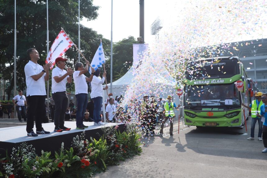 Direktur Logistik & Infrastruktur PT Pertamina (Persero), Erry Widiastono bersama, Corporate Secretary, Brahmantyo Satyamurti Poerwadi, VP Corporate Communication, Fadjar Djoko Santoso, dan Direktur SDM & Penunjang Bisnis PT Pertamina Patra Niaga Subholding C&T, Mia Krishna Anggraini melepas peserta “Mudik Dinanti, Mudik Di hati” Bersama BUMN 2023 yang diselenggrakan di Plaza Barat GBK Senayan, Jakarta, Rabu (19/4). Foto: Pertamina.