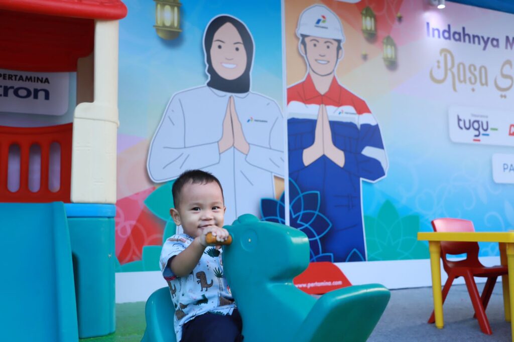 Foto 4. PT Pertamina dalam acara “Mudik Dinanti, Mudik Di hati” Bersama BUMN 2023 turut menyediakan fasilitas kursi pijat, potong rambut, tempat bermain anak, foto booth, dan mini golf yang diselenggrakan di Plaza Barat GBK Senayan, Jakarta, Rabu, (19/4). Foto: Pertamina. 