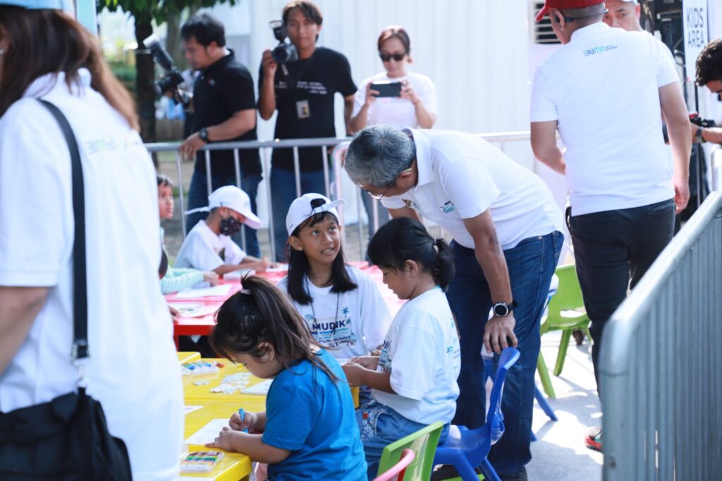 Foto 3. Direktur Logistik & Infrastruktur PT Pertamina (Persero), Erry Widiastono menyapa salah satu anak peserta saat berasa di salah satu fasilitas yang disediakan dalam acara “Mudik Dinanti, Mudik Di hati” Bersama BUMN 2023 yang diselenggrakan di Plaza Barat GBK Senayan, Jakarta, Rabu, (19/4). Foto: Pertamina.