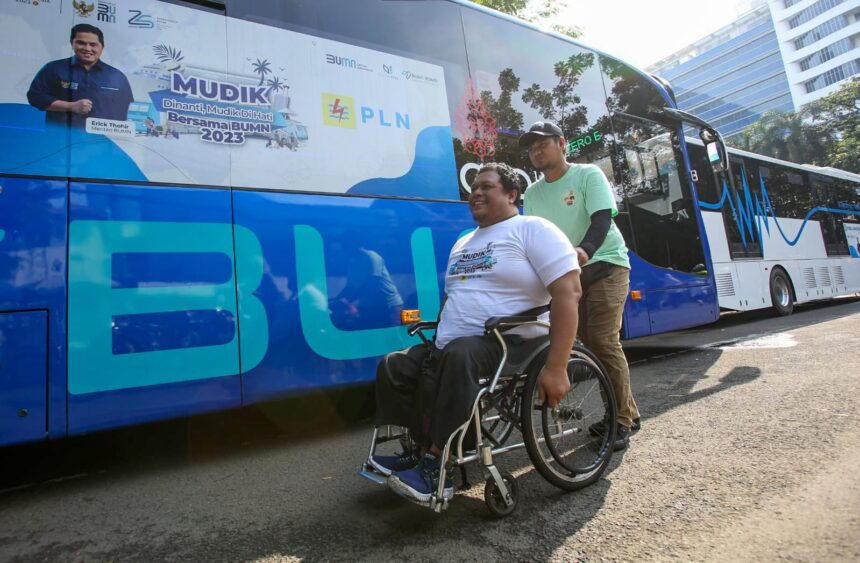 PLN memberangkatkan dua bus khusus bagi komunitas difabel dan keluarganya untuk merayakan lebaran 2023 di kampung halaman dari titik keberangkatan Jakarta dengan tujuan akhir kota Solo dan Malang. Foto: PLN.