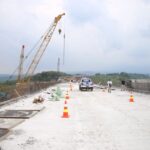 Setelah dimanfaatkan untuk mendukung kelancaran arus mudik Lebaran 2023, Menteri Basuki menargetkan seluruh ruas Tol Cisumdawu dapat rampung dan mulai beroperasi penuh pada awal Juni 2023. Foto: PUPR