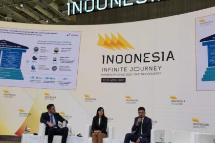 Direktur Perencanaan Strategis dan Pengembangan Bisnis Pertamina New & Renewable Energy (Pertamina NRE) Fadli Rahman (kanan)dalam Indonesia Partner Country Hannover Messe Conference pada Kamis (20/4). Foto: Dok Pertamina.