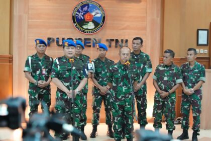 Danpuspom TNI, Laksda Edwin dalam jumpa pers di Mabes TNI, Jumat (21/4). Foto: Puspen TNI.