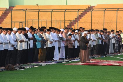 Kodam III/Siliwangi menggelar Shalat Idul Fitri di Stadion Siliwangi, Kota Bandung, Jawa Barat, Sabtu (22/4). Foto: Dispenad.