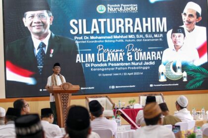 Menteri Koordinator Politik Hukum dan Keamanan (Menoopolhukam), Mahfud Mahfud MD saat gelar silaturrahmi dengan ulama, di pondok pesantren Nurul Jadid, Probolinggo, Jawa Timur, Sabtu (22/4). Foto: Humas Kemenkopolhukam.