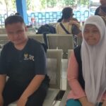 Muhamad Nur, 36, dan Wahyu Wulandari, 26, keduanya tunanetra senang membantu sesama pada momen mudik Idul Fitri 1444 Hijriah/2023, di Terminal Kampung Rambutan, Kecamatan Ciracas, Jakarta Timur, Senin (24/4). Foto: Ist