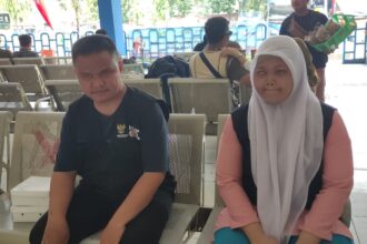 Muhamad Nur, 36, dan Wahyu Wulandari, 26, keduanya tunanetra senang membantu sesama pada momen mudik Idul Fitri 1444 Hijriah/2023, di Terminal Kampung Rambutan, Kecamatan Ciracas, Jakarta Timur, Senin (24/4). Foto: Ist