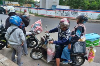 Arus balik H+2 Lebaran Idul Fitri 1444 Hijriah, pemudik pengendara sepeda motor dari kampung halamannya mulai kembali ke arah Jakarta, pemudik pemotor mulai memadati Jalan Raya Kalimalang, Jakarta Timur, Selasa (25/4). Foto: Joesvicar Iqbal/ipol.id